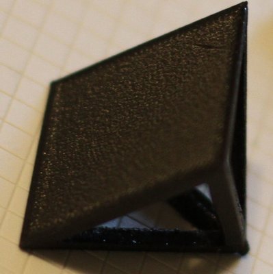 spód piramidy 1 (w jednym miejscu podkładka na stole ma skazę co widać, po za tym pierwsza warstwa wyszła w miarę dobrze, matowe bo żel Hegron był użyty