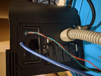 tył aparatu po modyfikacji, kabel usb wyciągnięty na zew. żeby nie rozbierać urządzenia gdyby było trzeba coś zmienić w oprogramowaniu